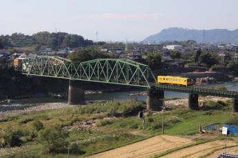 黄色電車和鐵道的風景
