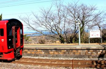 從月台可看到海的豐前松江站