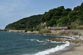 大海和電車的風景