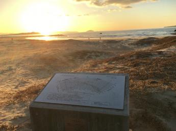 有著夕陽風景鐘的古賀的海岸